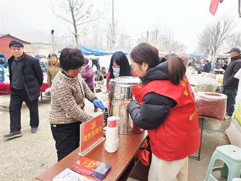 为赶大集的市民提供暖身热水
